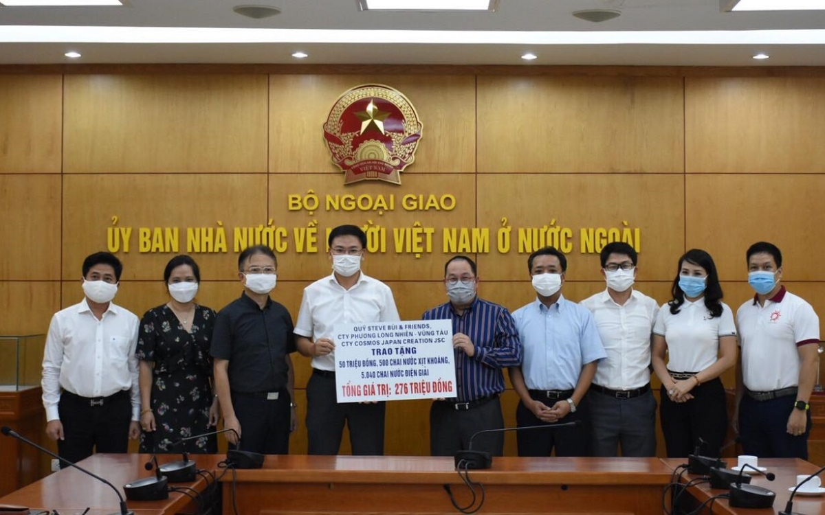 Doanh nghiệp kiều bào Việt Nam quyên góp tiền và hiện vật cho cuộc chiến chống Covid-19